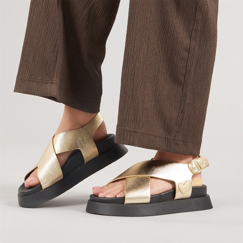 L'amore Couture Womens Adira Cross Strap Sandals Gold